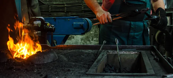 Demirci iş başında