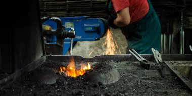 Demirci iş başında