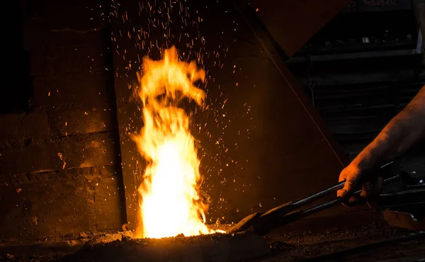 Herrero en el trabajo — Foto de Stock