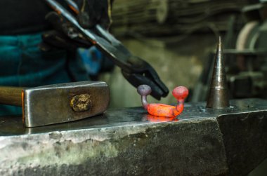 Demirci iş başında