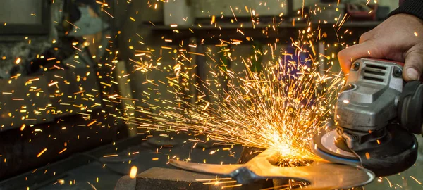 Industrieller Schleifer und Funken — Stockfoto