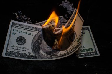 Yanan yüz Doları