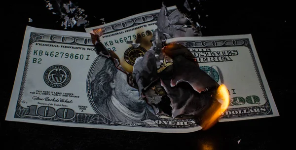 Bruciare cento dollari — Foto Stock