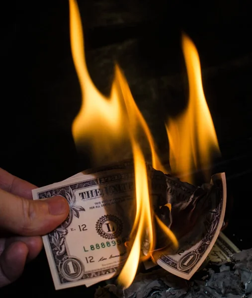 Сжигая один доллар — стоковое фото