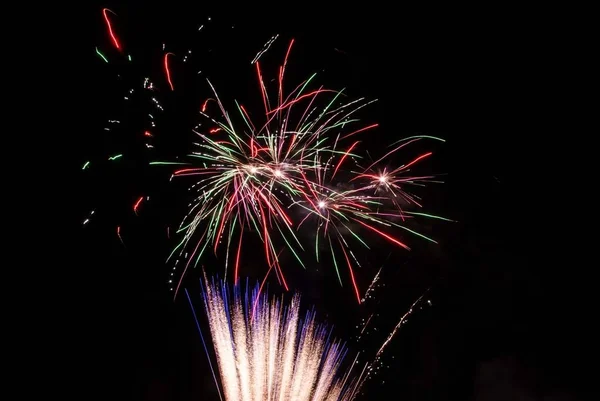 Colorfull Fireworks Roztržení Oblohu — Stock fotografie