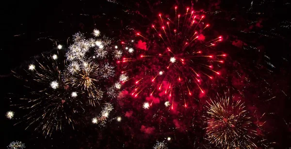 Colorfull Fireworks Roztržení Oblohu — Stock fotografie