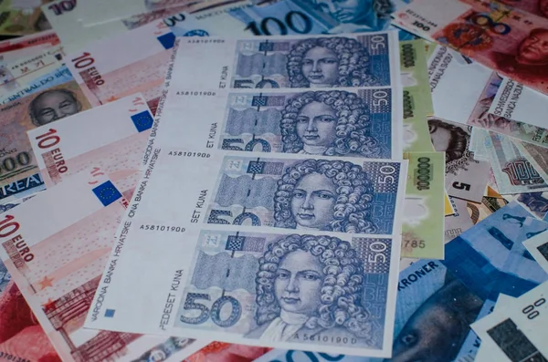 Хорватская куна против евро — стоковое фото
