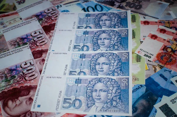 Bir yığın üzerinde Hırvat Kunası