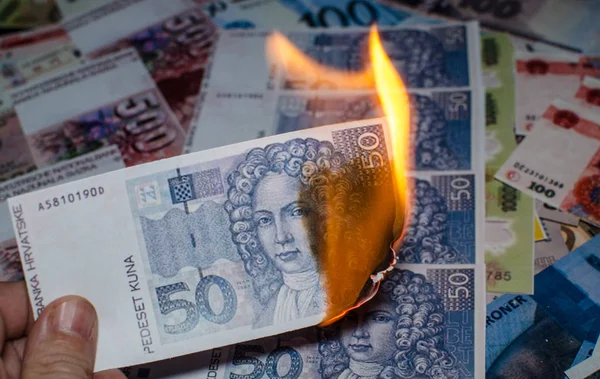 Hořící chorvatský peníze — Stock fotografie