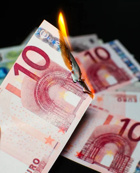 Hořící deset euro — Stock fotografie