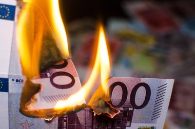 Beş yüz Euro yanan