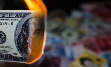 Yanan yüz Doları