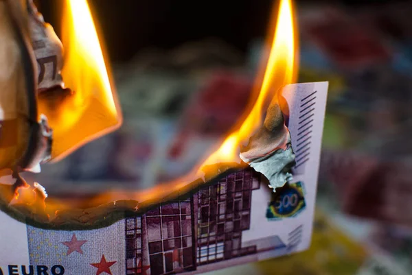 Beş yüz Euro yanan