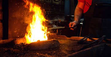 Demirci iş başında