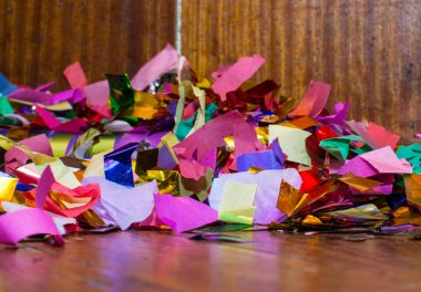 Ateş konfeti yığını