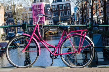 Amsterdam'da pembe Bisiklet