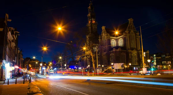 La concurrida calle Amsterdam por la noche . — Foto de Stock
