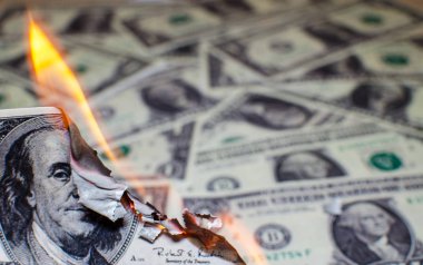 Yanan yüz Doları