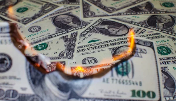 Brûler cent dollars — Photo