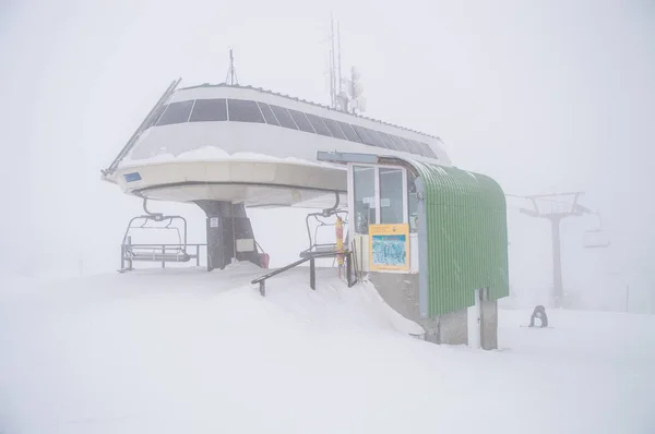 Schneesturm auf der Schanze im Skigebiet — Stockfoto