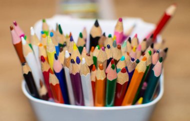 bir kutu içinde renkli boya kalemi