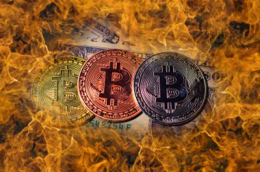 Altın, gümüş ve bronz Bitcoin yanan