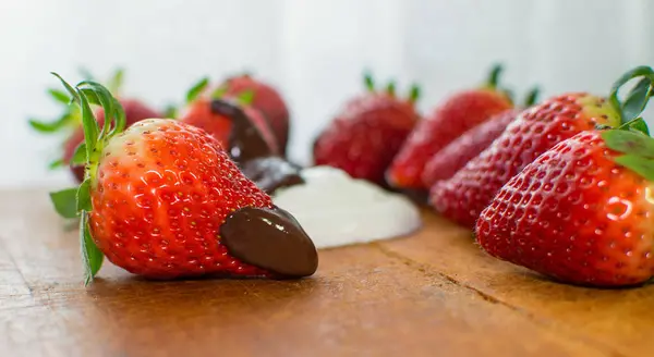 디저트로 초콜릿 딸기. — 스톡 사진