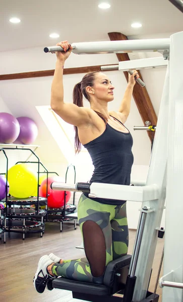 Mooie jongedame in fitness — Stockfoto