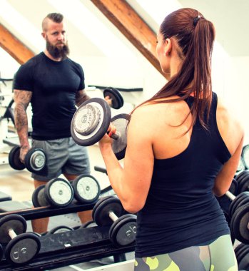 Aynaya bakarak bir spor salonunda kadın.