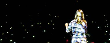 Sahne Alanı'nda şarkıcı.