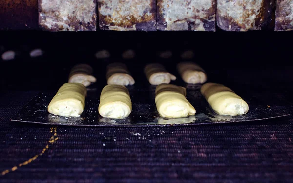 Zoet gebak gaat naar de oven — Stockfoto