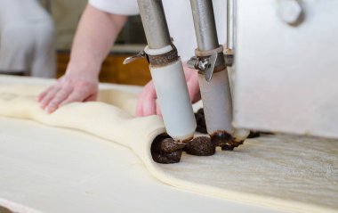 Tatlı pasta üzerinde çalışıyor.