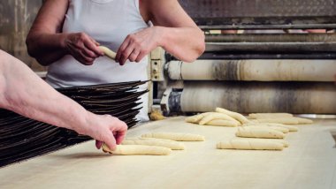 Tatlı pasta üzerinde çalışıyor.
