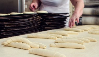 Tatlı pasta üzerinde çalışıyor.