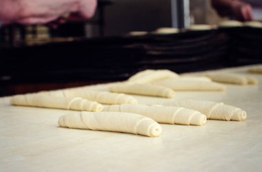 Tatlı pasta üzerinde çalışıyor.