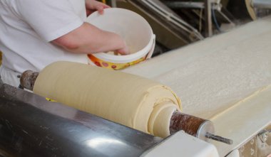 Tatlı pasta üzerinde çalışıyor.