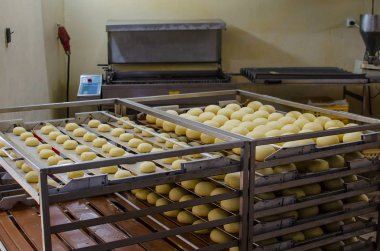 Tatlı pasta üzerinde çalışıyor.