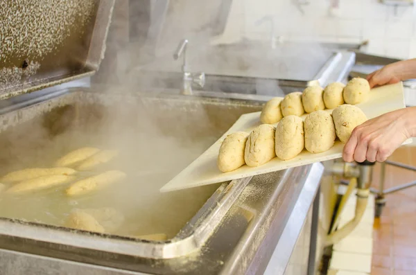Приготування хліба пельмені — стокове фото