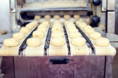 Tatlı pasta üzerinde çalışıyor.