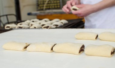 Tatlı pasta üzerinde çalışıyor.