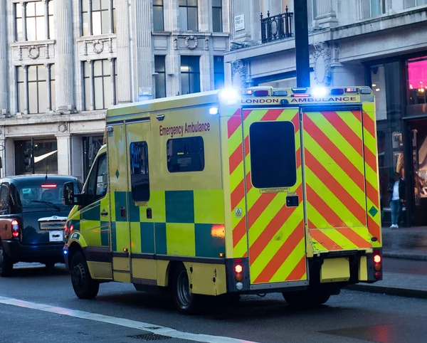 Londra 'da acil ambulans.