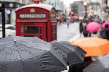 Londra 'da yağmurlu bir günde şemsiyeler.