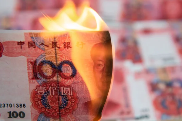 Сожжение Китайского Юаня Символа Экономического Спада — стоковое фото