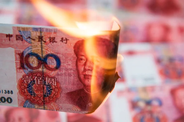 Brennender Chinesischer Yuan Als Symbol Wirtschaftlicher Rezession lizenzfreie Stockbilder