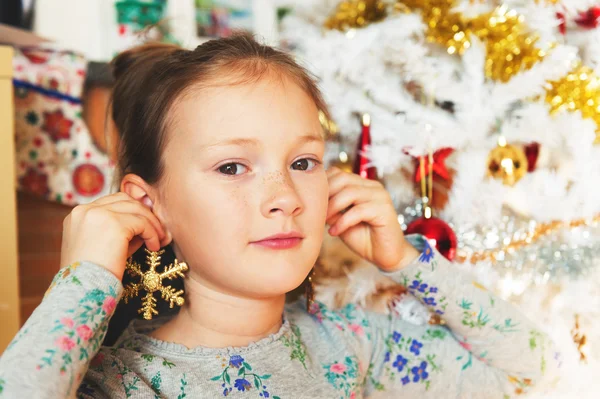 Close up retrato de uma menina bonita brincando com brinquedos de Natal — Fotografia de Stock