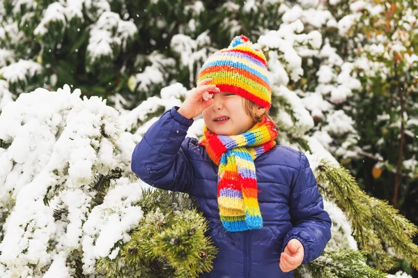 Retrato ao ar livre jovem menino de 4 anos vestindo casaco azul, conjunto colorido de chapéu de malha artesanal e cachecol, desfrutando de tempo de inverno — Fotografia de Stock