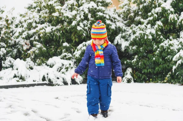 Retrato al aire libre joven niño de 4 años con chaqueta azul, colorido conjunto de sombrero de punto hecho a mano y bufanda, disfrutando del invierno —  Fotos de Stock