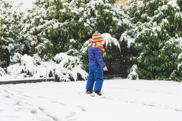 Utomhus porträtt 4-årig pojke klädd i blå jacka, färgstark uppsättning handgjorda Stickad mössa och halsduk, njuter av vintern — Stockfoto