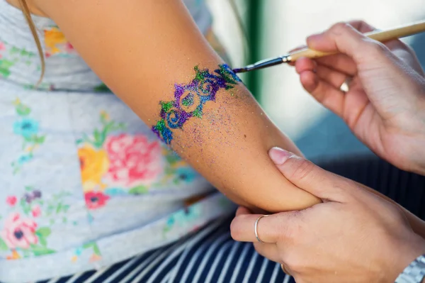 Little girl getting glitter tattoo at birthday party — Stock Photo, Image