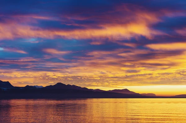 Coucher de soleil d'hiver sur le lac Léman, Suisse — Photo